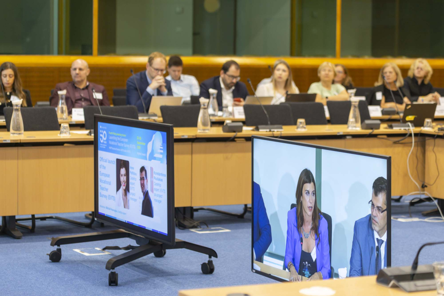 Two big screens in a meeting room